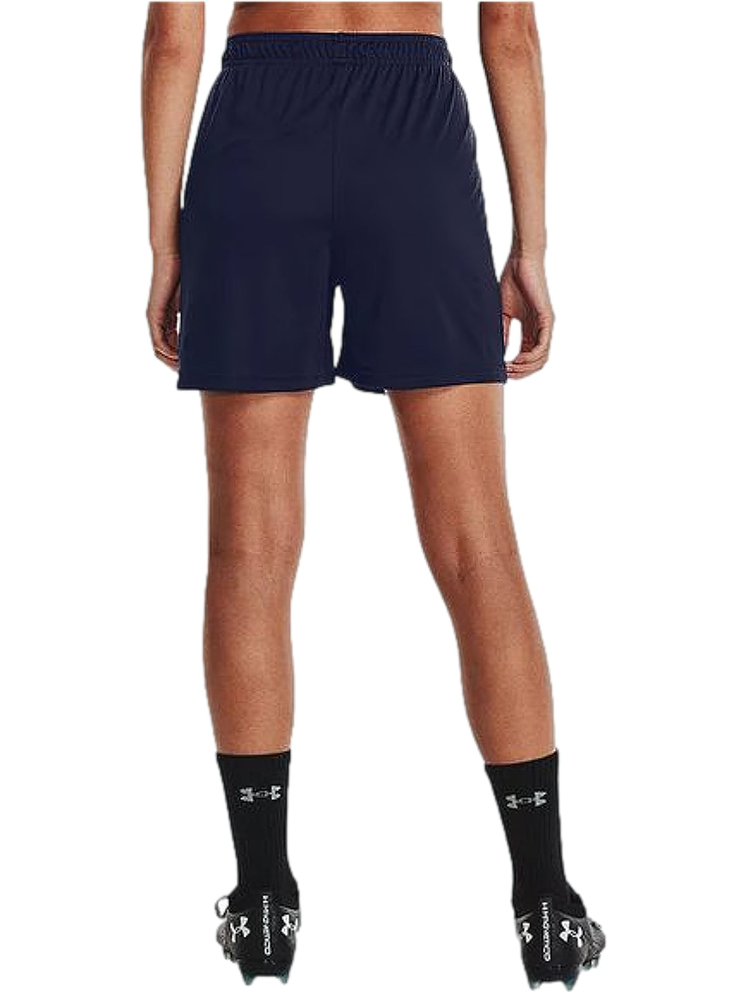 Mujer vistiendo shorts deportivos color azul marino con logo blanco en la pierna izquierda.