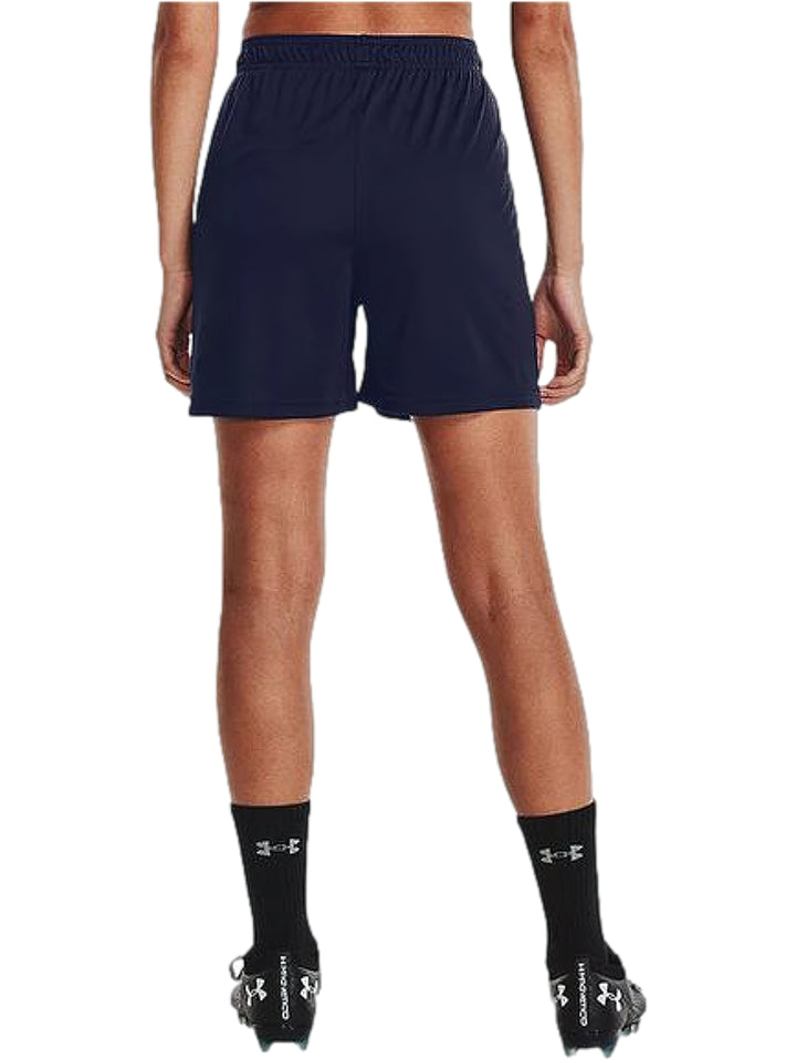 Mujer vistiendo shorts deportivos color azul marino con logo blanco en la pierna izquierda.