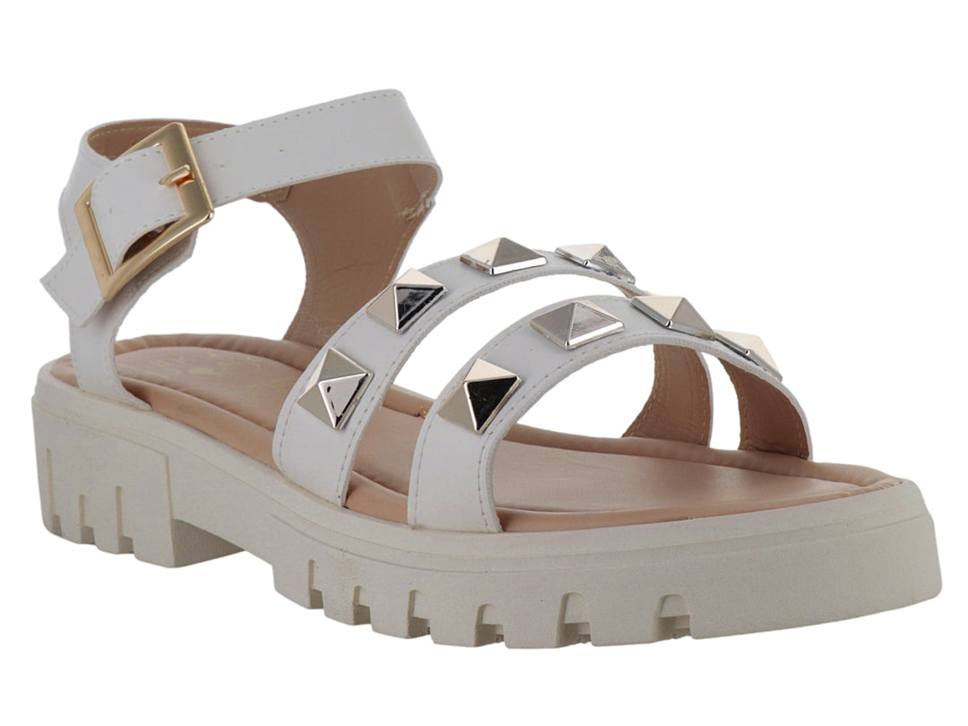 Sandalias color latte con plataforma, tachuelas metálicas y hebilla ajustable.