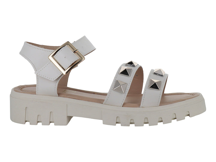 Sandalias color latte con plataforma, tachuelas metálicas y hebilla ajustable.