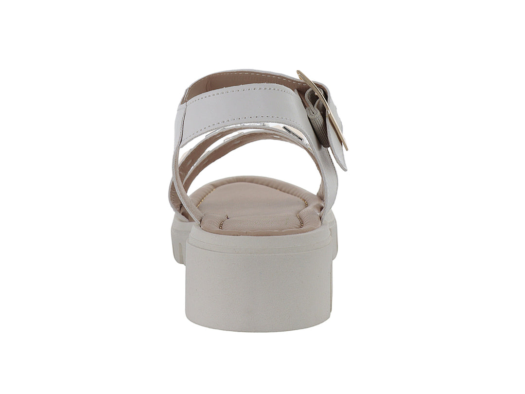 Sandalias color latte con plataforma, tachuelas metálicas y hebilla ajustable.