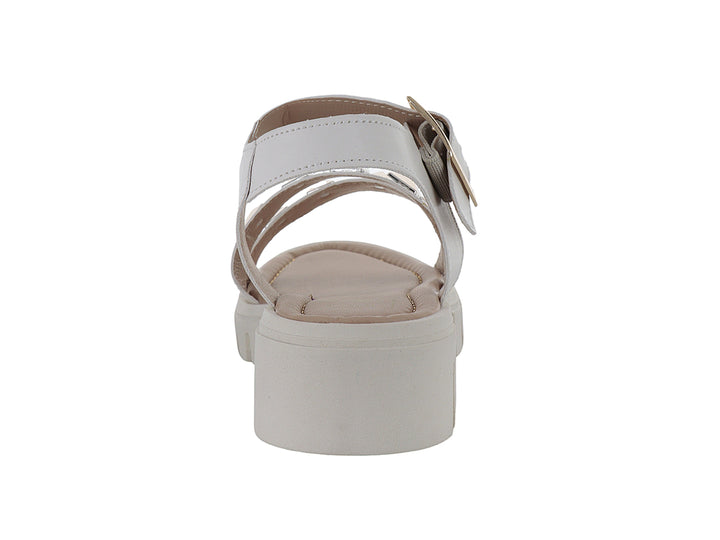 Sandalias color latte con plataforma, tachuelas metálicas y hebilla ajustable.
