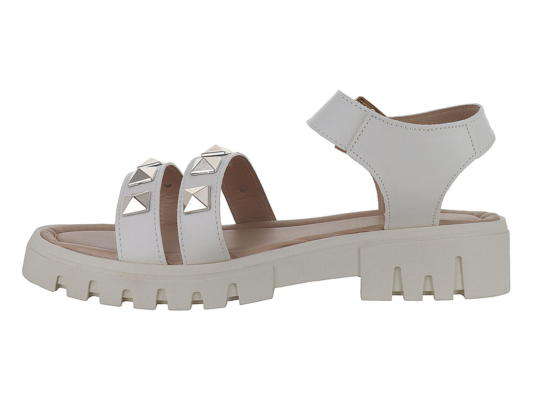 Sandalias color latte con plataforma, tachuelas metálicas y hebilla ajustable.