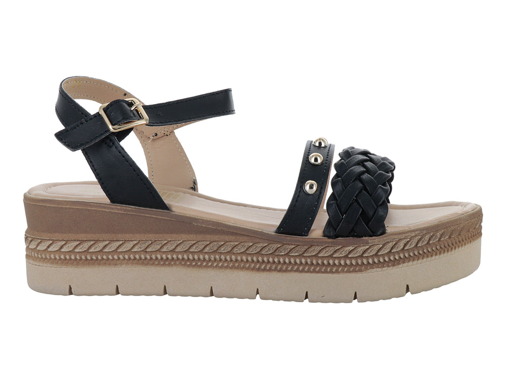 Sandalias negras de plataforma con correa trenzada, detalles dorados y suela beige para mujer.
