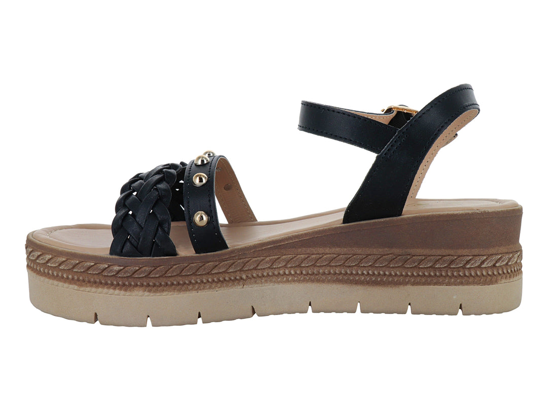 Sandalias negras de plataforma con correa trenzada, detalles dorados y suela beige para mujer.