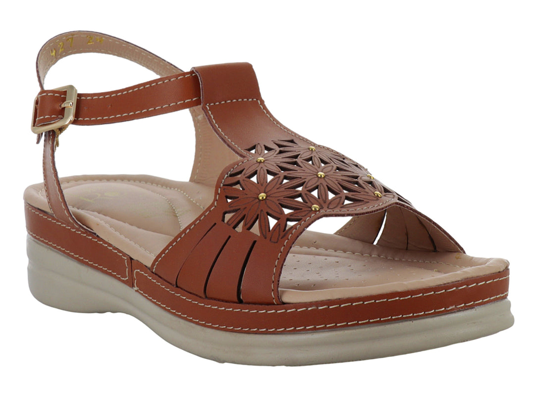 Sandalia color tan con detalle floral calado, correa ajustable y suela beige.