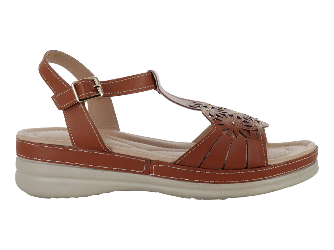Sandalia color tan con detalle floral calado, correa ajustable y suela beige.