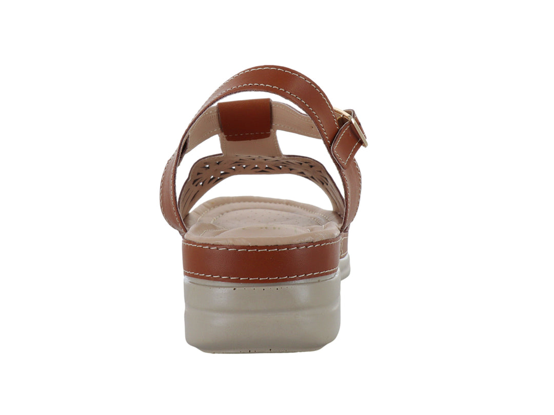 Sandalia color tan con detalle floral calado, correa ajustable y suela beige.
