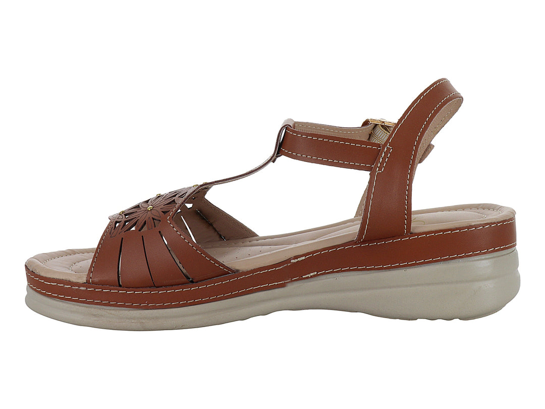 Sandalia color tan con detalle floral calado, correa ajustable y suela beige.