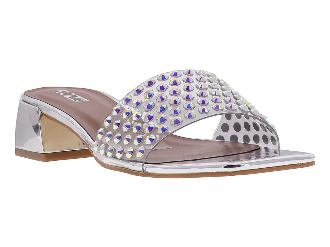 Sandalias plateadas para mujer con tacón cuadrado y tachuelas brillantes decorativas.