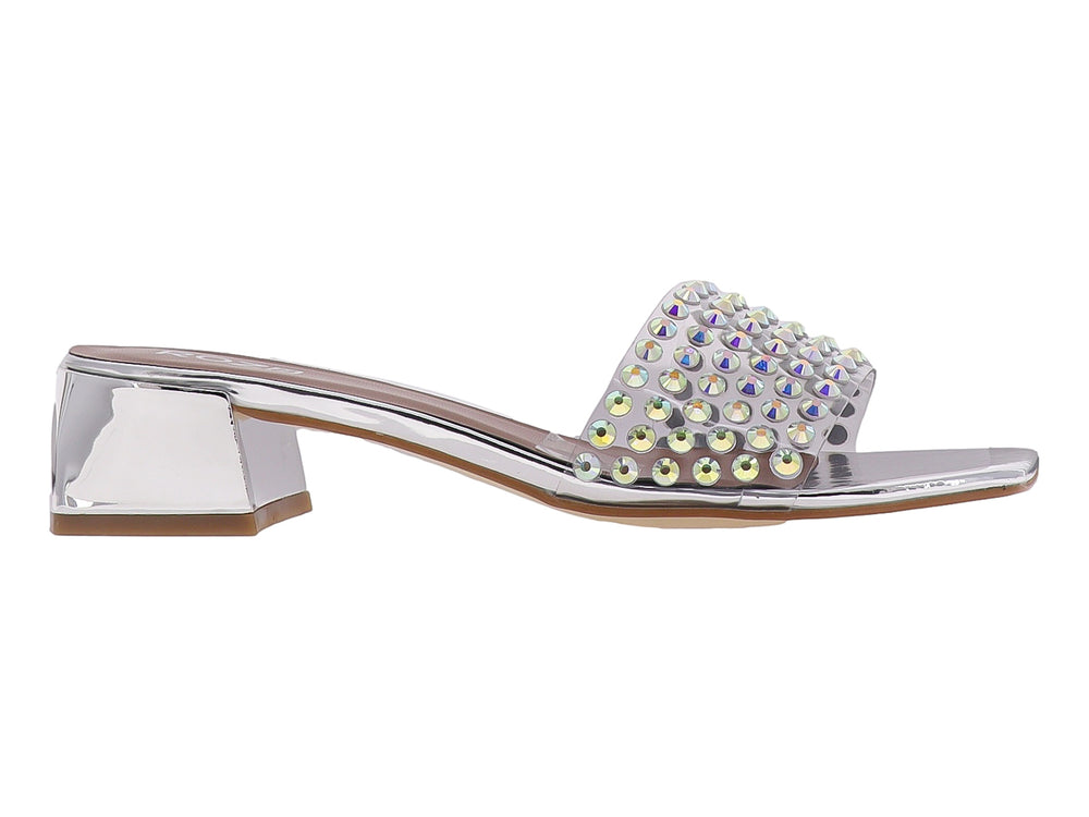 Sandalias plateadas para mujer con tacón cuadrado y tachuelas brillantes decorativas.