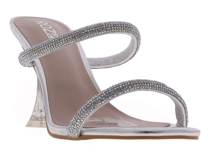 Sandalia de tacón alto color plata con tiras de pedrería y tacón transparente.