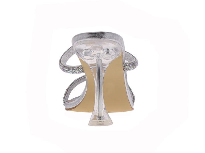 Sandalia de tacón alto color plata con tiras de pedrería y tacón transparente.