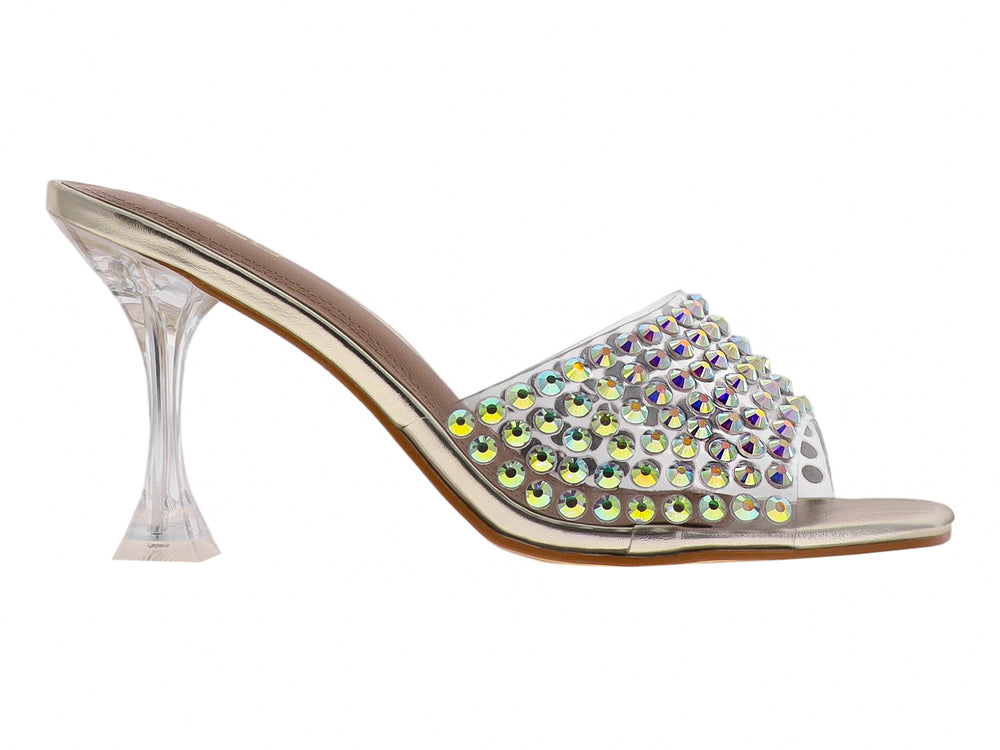 Sandalias doradas de tacón transparente con tira ancha decorada con cristales brillantes.