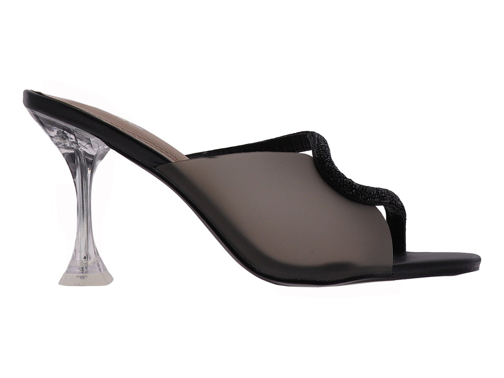 Sandalia negra de tacón transparente con tira frontal brillante.