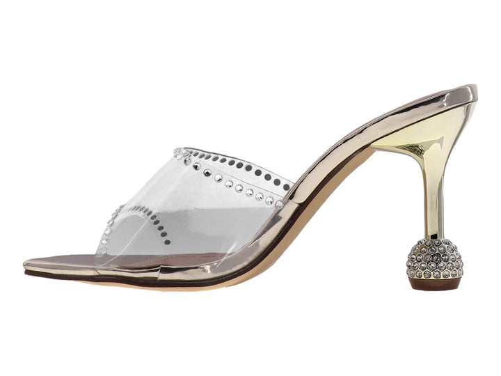 Sandalia de tacón alto dorado con tira transparente adornada con cristales y base de tacón esférica.
