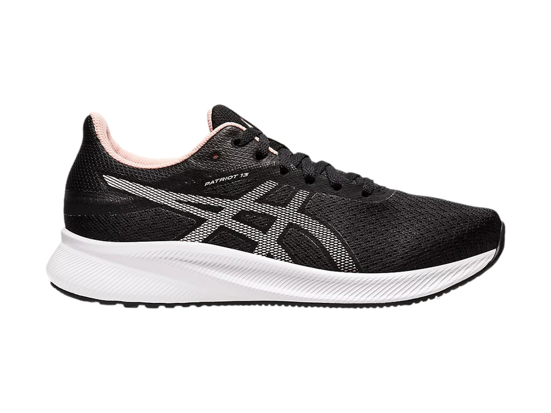 Tenis deportivos ASICS Patriot 13 color negro con suela blanca y forro interior rosa.