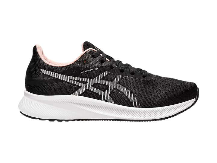 Tenis deportivos ASICS Patriot 13 color negro con suela blanca y forro interior rosa.