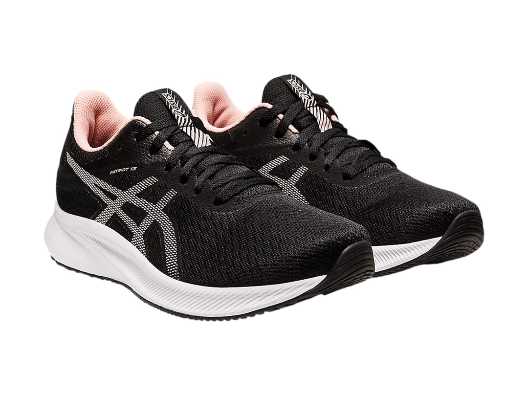 Tenis deportivos ASICS Patriot 13 color negro con suela blanca y forro interior rosa.
