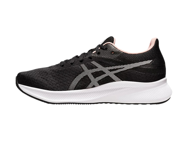 Tenis deportivos ASICS Patriot 13 color negro con suela blanca y forro interior rosa.
