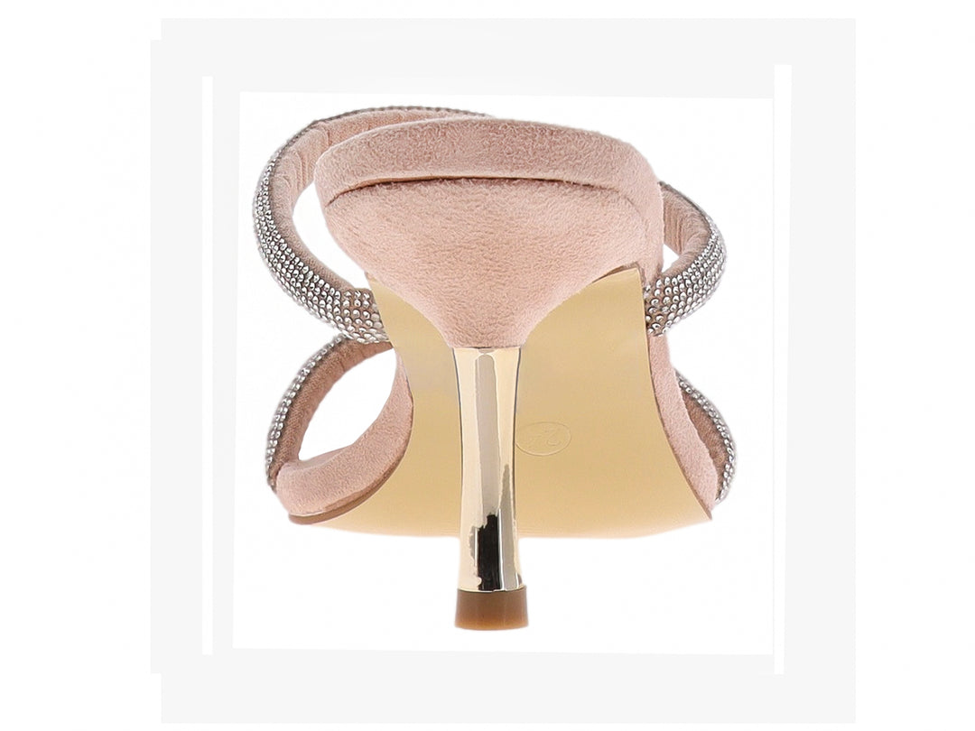 Sandalia color nude para mujer con tacón dorado y tiras decoradas con pedrería plateada.
