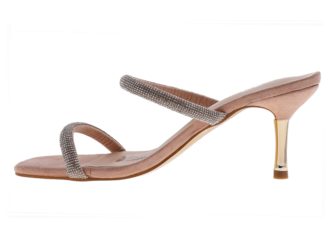 Sandalia color nude para mujer con tacón dorado y tiras decoradas con pedrería plateada.