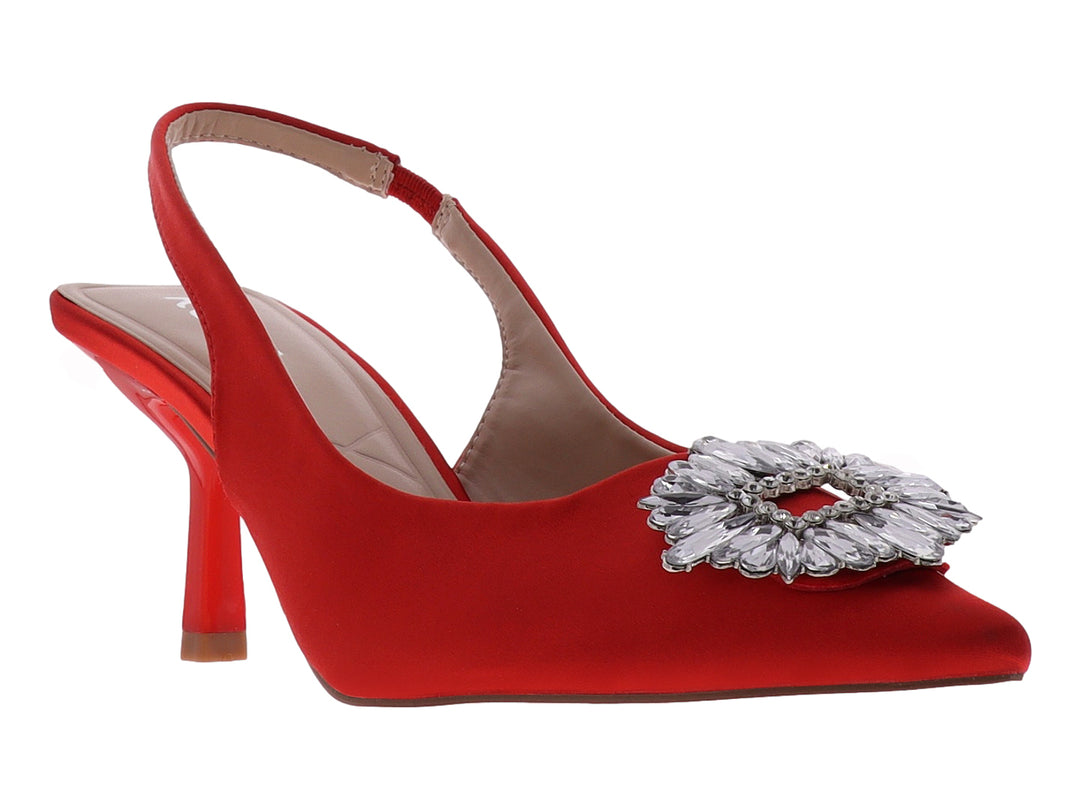 Zapato de tacón color rojo con correa posterior y un broche decorativo plateado brillante en la parte frontal.