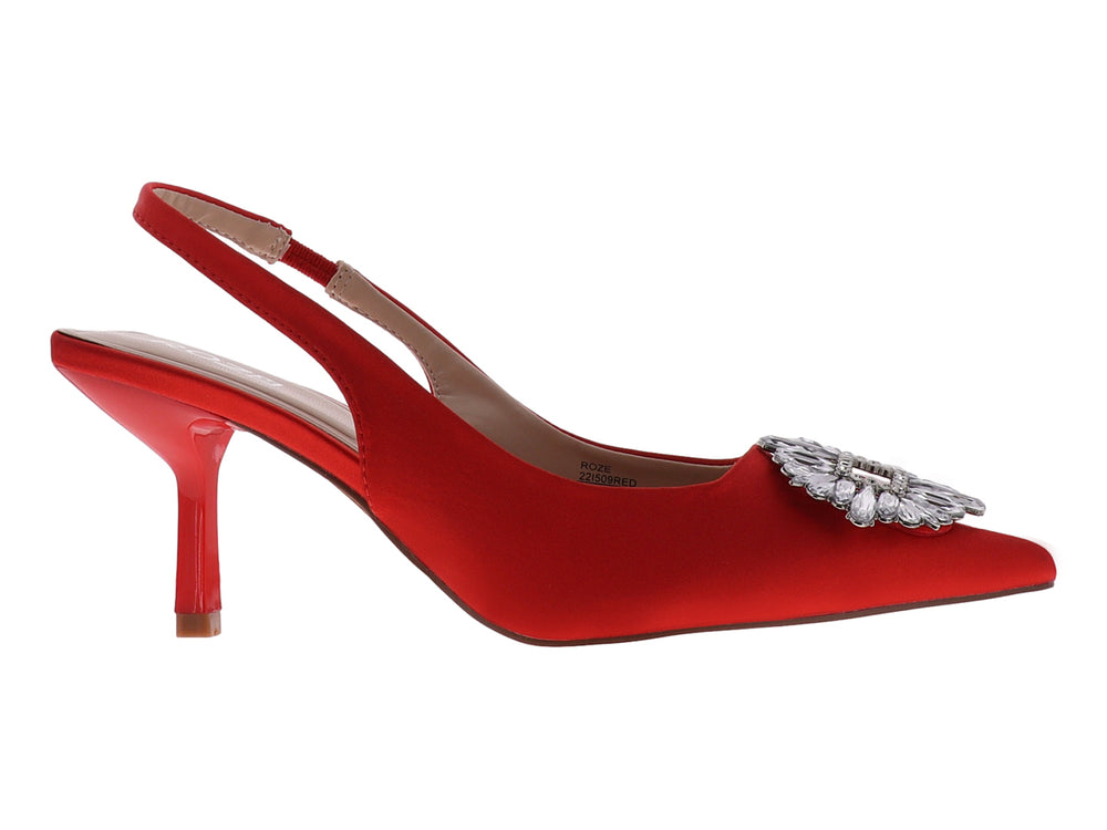 Zapato de tacón color rojo con correa posterior y un broche decorativo plateado brillante en la parte frontal.