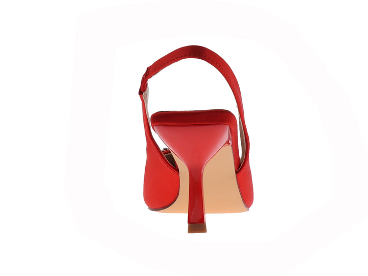 Zapato de tacón color rojo con correa posterior y un broche decorativo plateado brillante en la parte frontal.