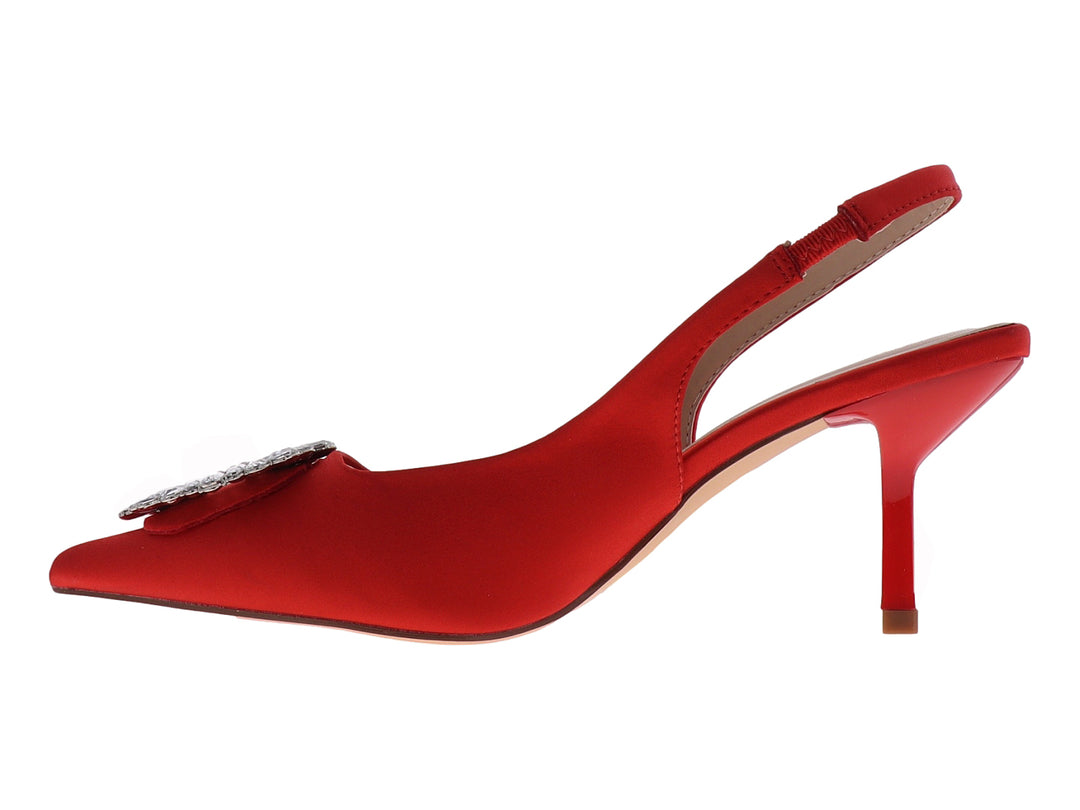 Zapato de tacón color rojo con correa posterior y un broche decorativo plateado brillante en la parte frontal.