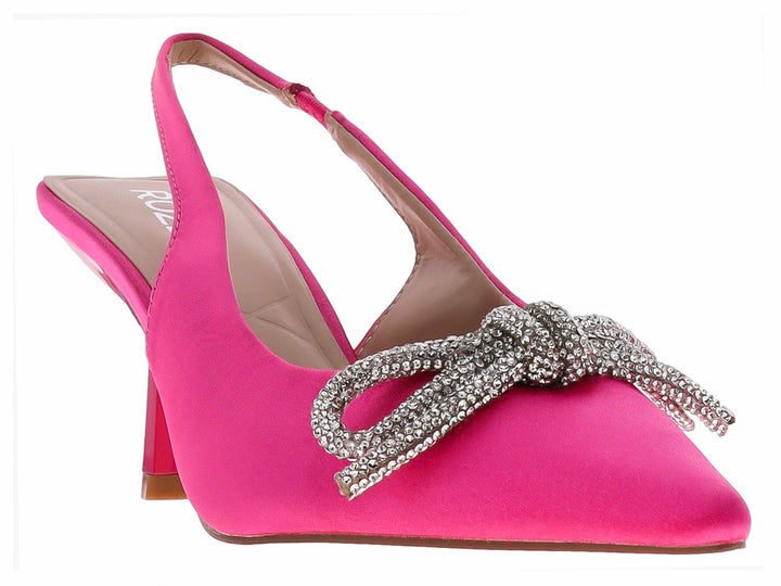 Zapato de tacón rosa con punta puntiaguda, correa posterior y moño de brillantes en la parte frontal.
