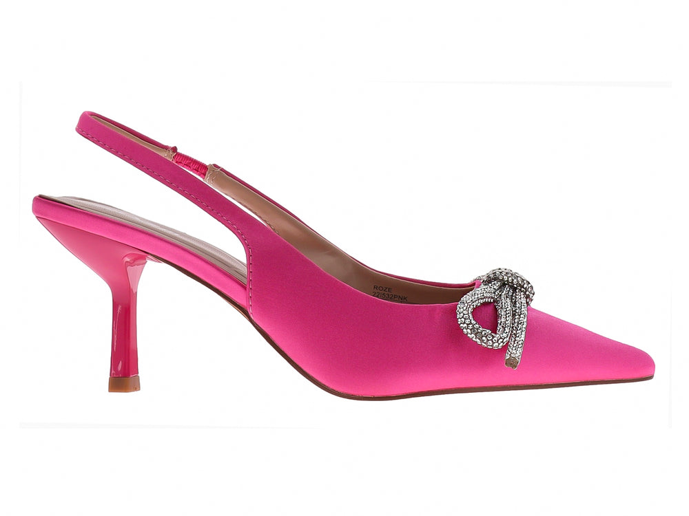 Zapato de tacón rosa con punta puntiaguda, correa posterior y moño de brillantes en la parte frontal.