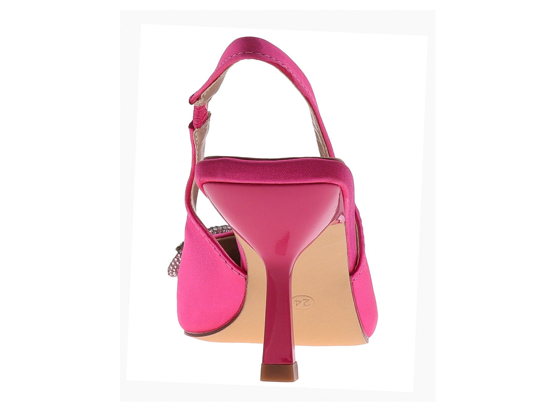 Zapato de tacón rosa con punta puntiaguda, correa posterior y moño de brillantes en la parte frontal.
