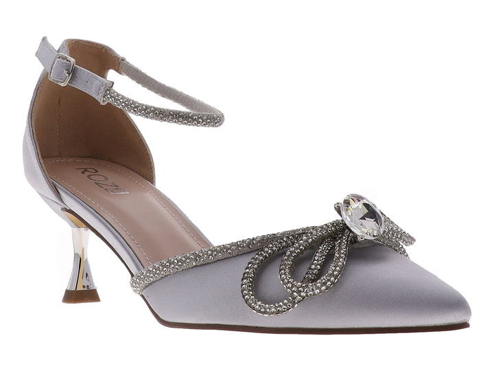 Zapato de tacón bajo color gris con detalles brillantes, cristal decorativo en la punta y correa al tobillo.