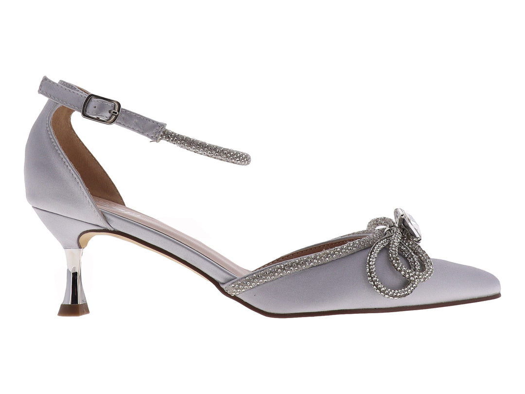Zapato de tacón bajo color gris con detalles brillantes, cristal decorativo en la punta y correa al tobillo.