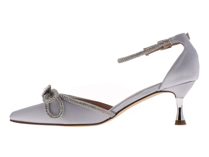 Zapato de tacón bajo color gris con detalles brillantes, cristal decorativo en la punta y correa al tobillo.