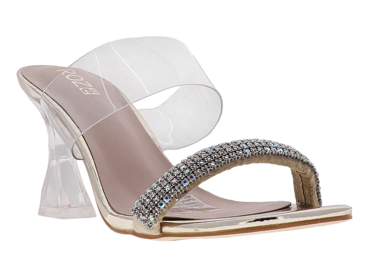 Sandalia de tacón cuadrado dorado con correa transparente y detalles de pedrería brillante.