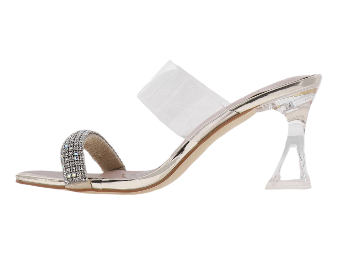 Sandalia de tacón cuadrado dorado con correa transparente y detalles de pedrería brillante.