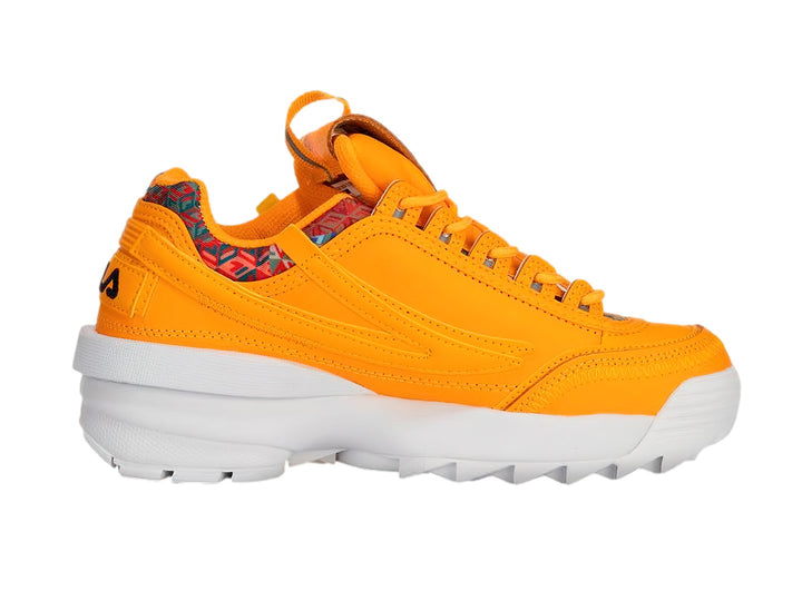 Tenis FILA color amarillo brillante con suela blanca gruesa y forro interior estampado.
