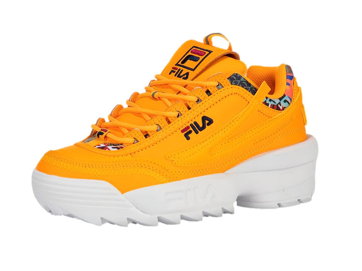 Tenis FILA color amarillo brillante con suela blanca gruesa y forro interior estampado.