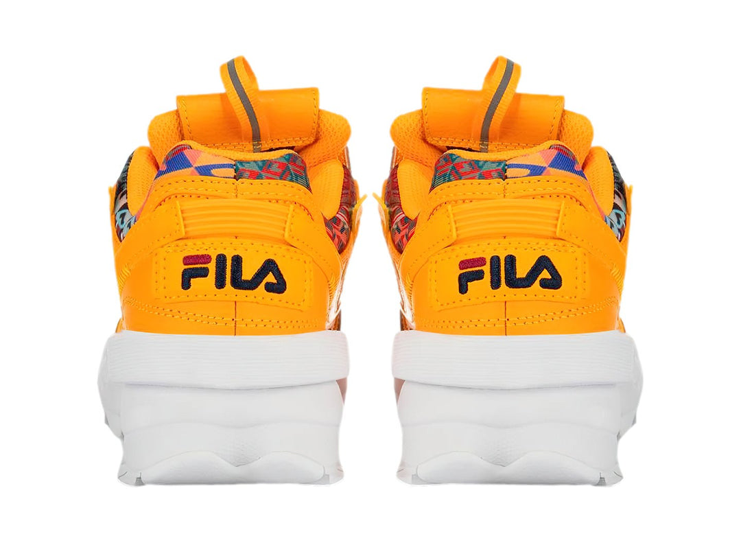 Tenis FILA color amarillo brillante con suela blanca gruesa y forro interior estampado.