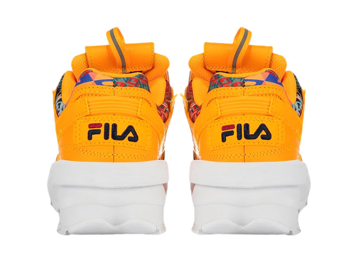 Tenis FILA color amarillo brillante con suela blanca gruesa y forro interior estampado.