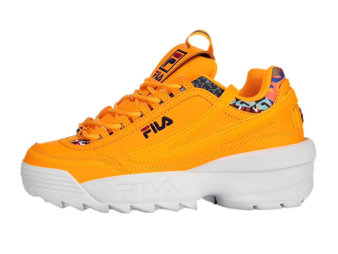 Tenis FILA color amarillo brillante con suela blanca gruesa y forro interior estampado.