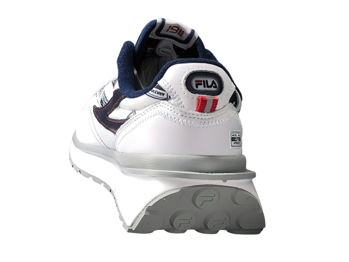 Tenis FILA Renno On Vacation color blanco con detalles en azul marino y rojo.