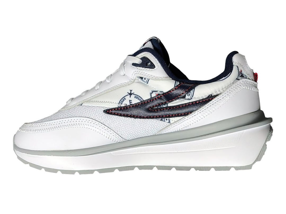 Tenis FILA Renno On Vacation color blanco con detalles en azul marino y rojo.