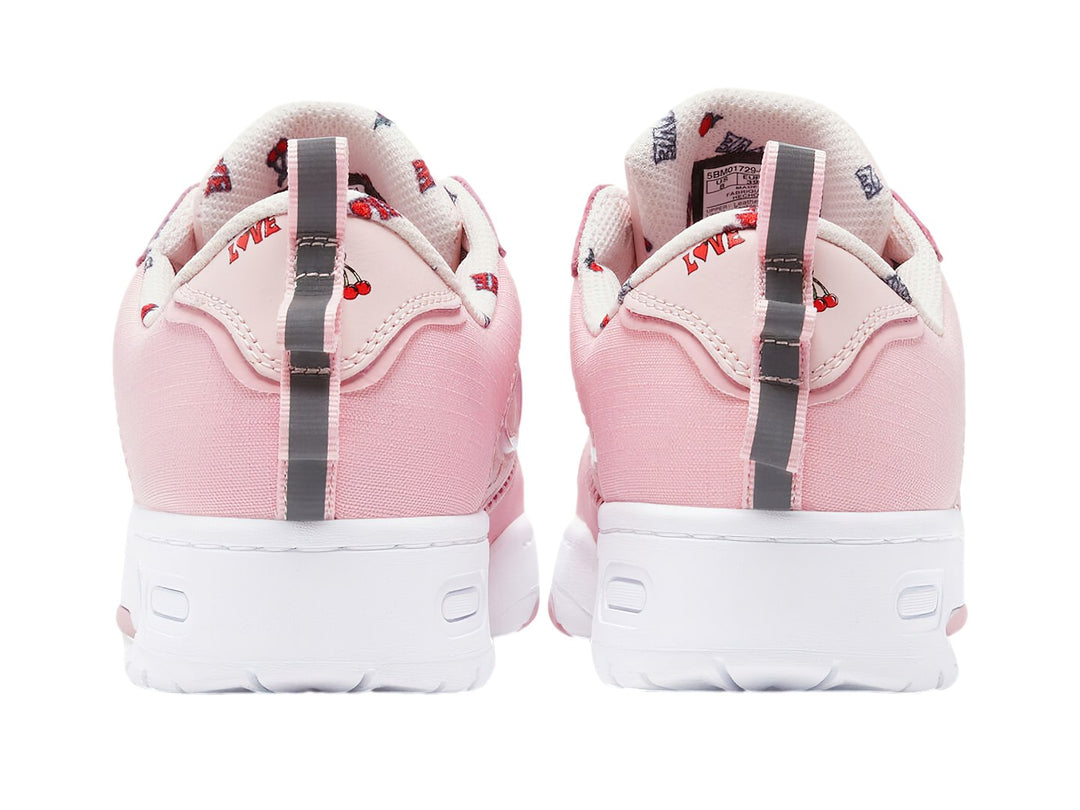 Tenis FILA color rosa y blanco con detalles de cerezas y la palabra LOVE, suela blanca.