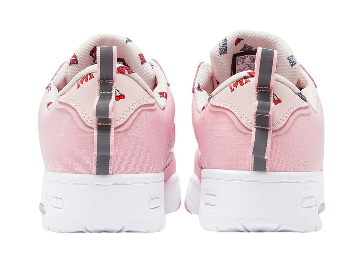 Tenis FILA color rosa y blanco con detalles de cerezas y la palabra LOVE, suela blanca.