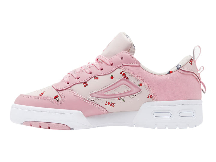 Tenis FILA color rosa y blanco con detalles de cerezas y la palabra LOVE, suela blanca.
