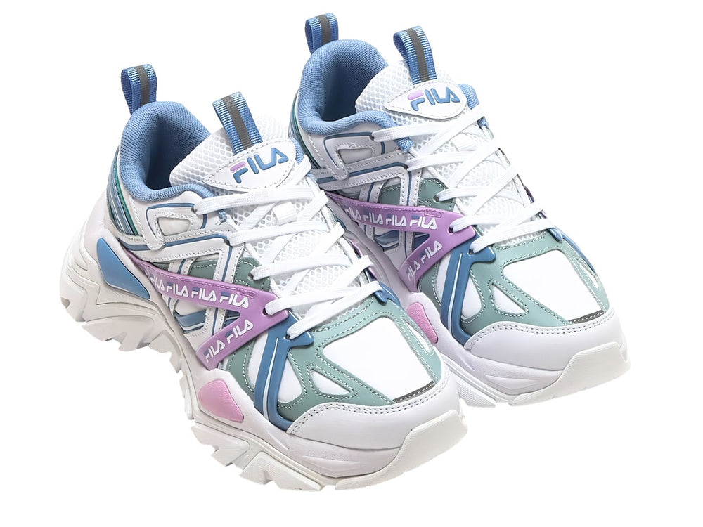 Tenis FILA blancos con detalles en azul y morado, suela ancha y robusta para deporte o uso casual.