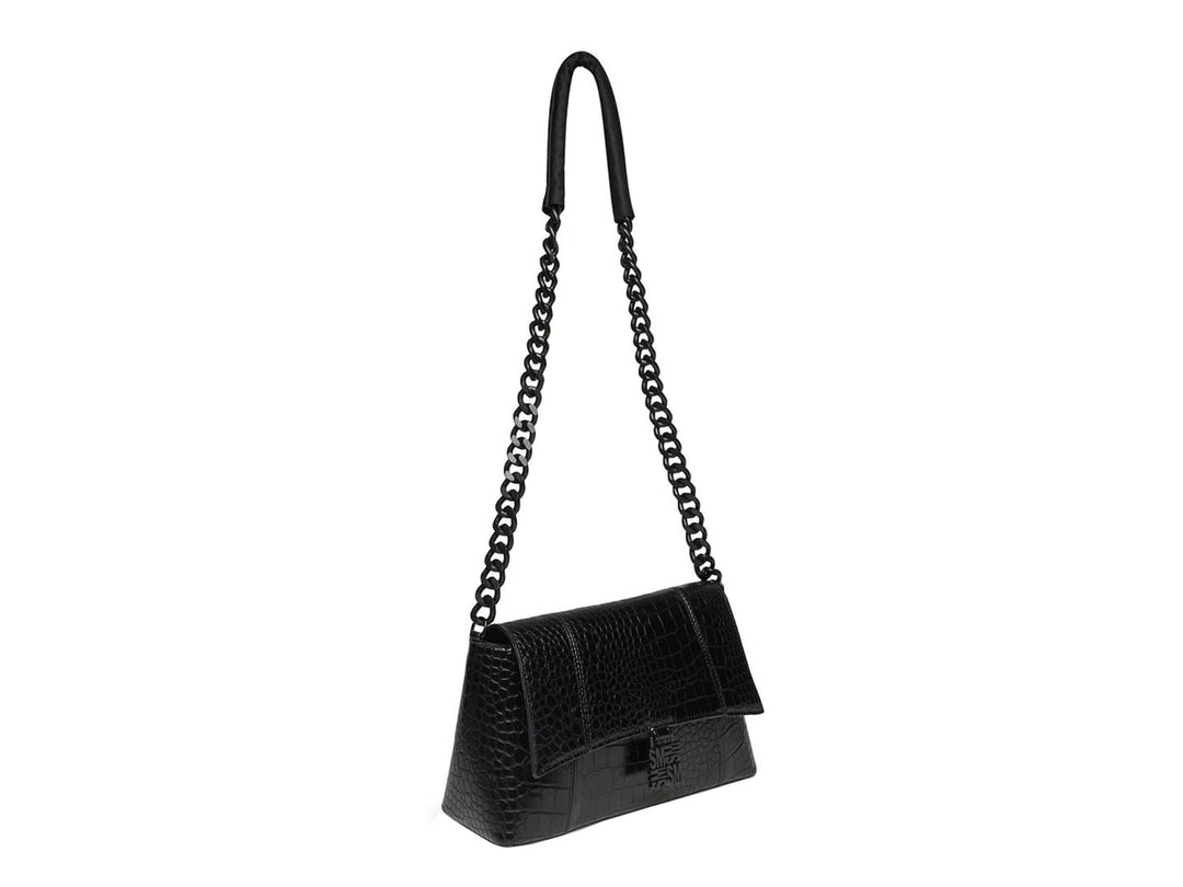 Bolso de hombro Steve Madden color negro con textura de cocodrilo y correa de cadena.